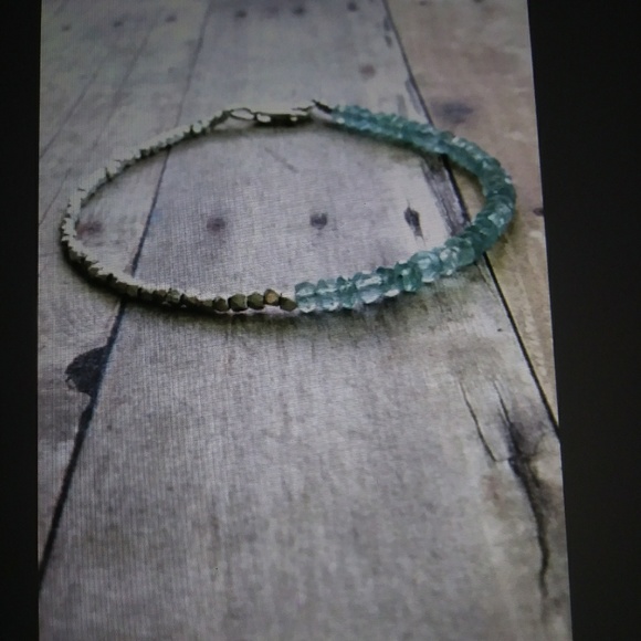 Lovely Silver and Green Bracelet - Picture 2 of 2